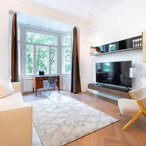 Apartment Elegant Paris Ave With A Terrace, Prag