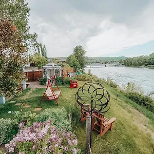 **** Gasthof Along River Ridge Kanada